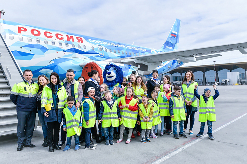 Пулково и авиакомпания «Россия» устроили необычную экскурсию для болельщиков «Зенита»